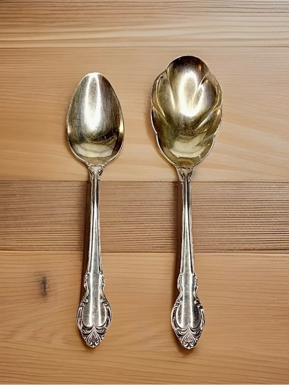 2 Vintage Holmes & Edwards IS Deep Silver Inlaid Serving Spoon 9” 8.5” Scalloped